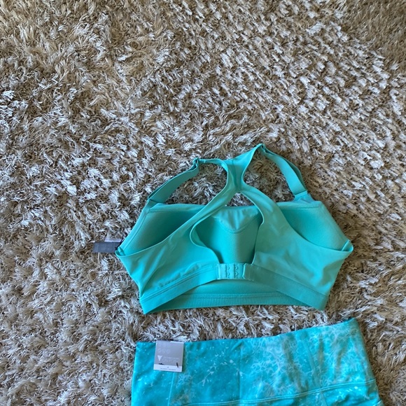 Victoria Secret On Point Set. 34D top, SZ 14 leggings. BNWT - Picture 4 of 4